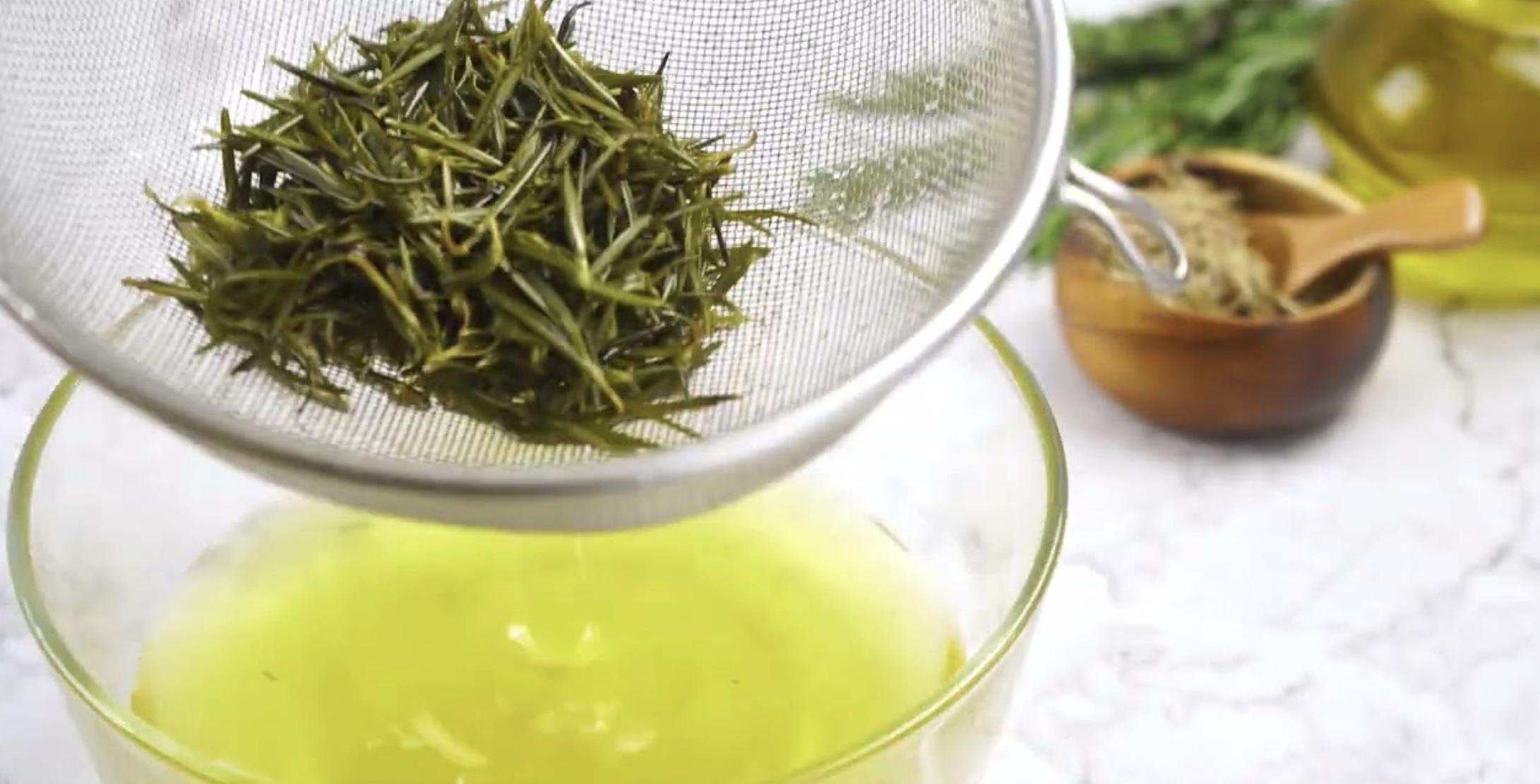 Why You Should Try Rosemary Oil Every Evening