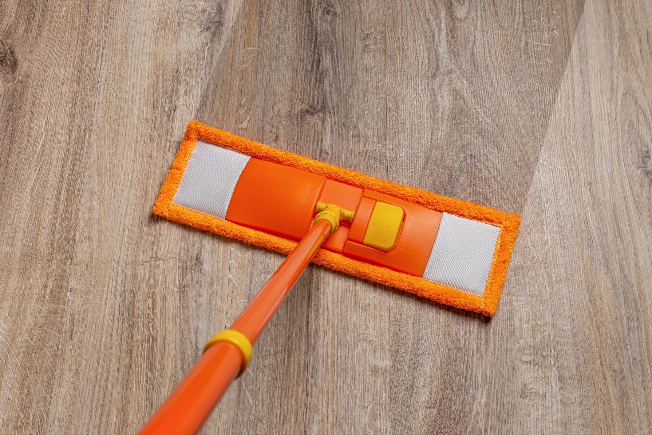 Shiny Floors without Chemicals: Discover the Cleaning Companies’ Secret!