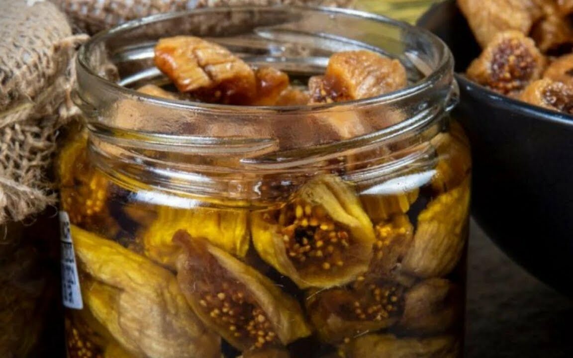 A Natural Boost: Dried Figs in Olive Oil for Digestive Well-being