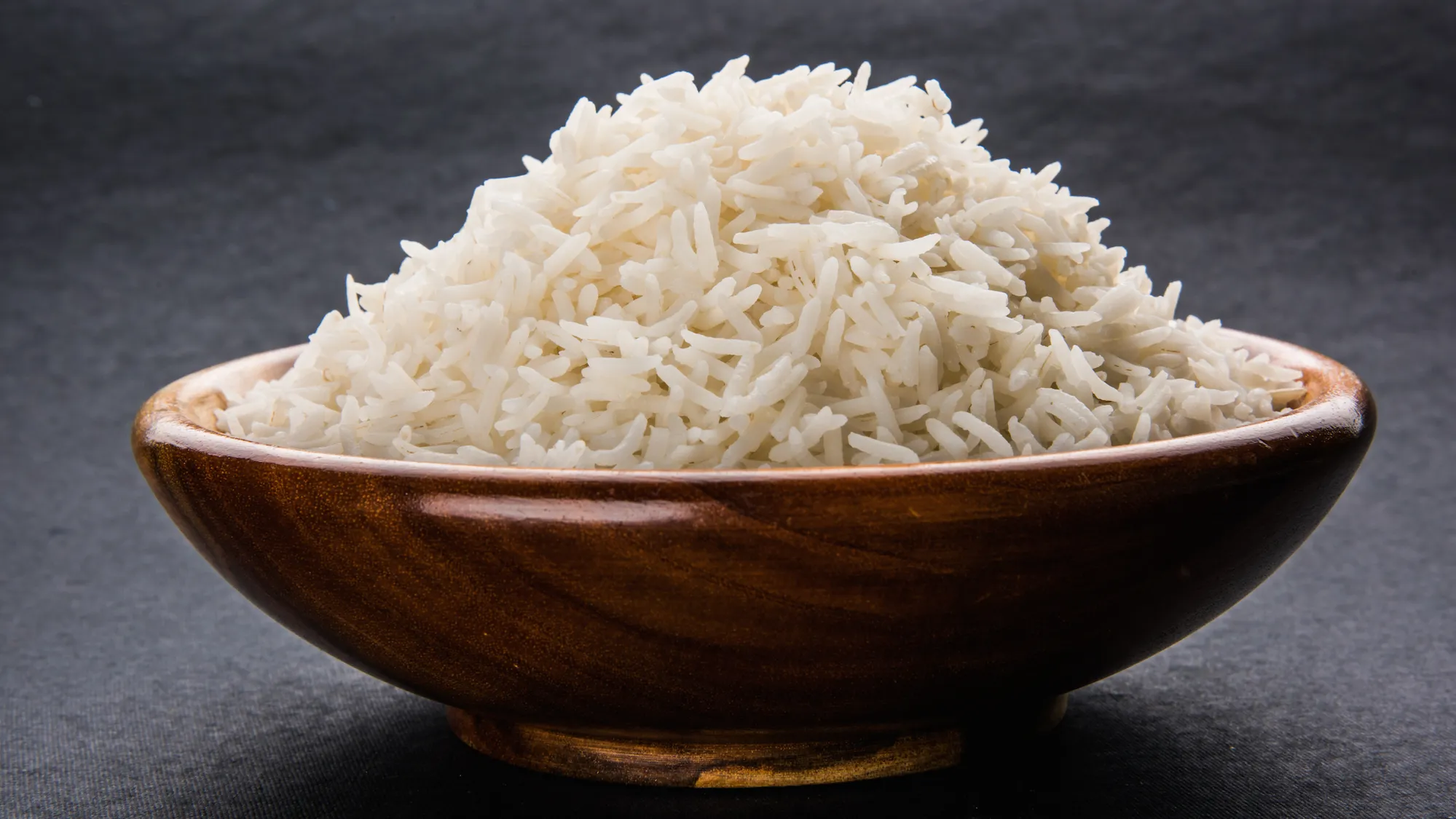 Adding only water to cook rice is a common oversight. Allow me to share with you the secret technique used by restaurants to enhance its flavor.🍚