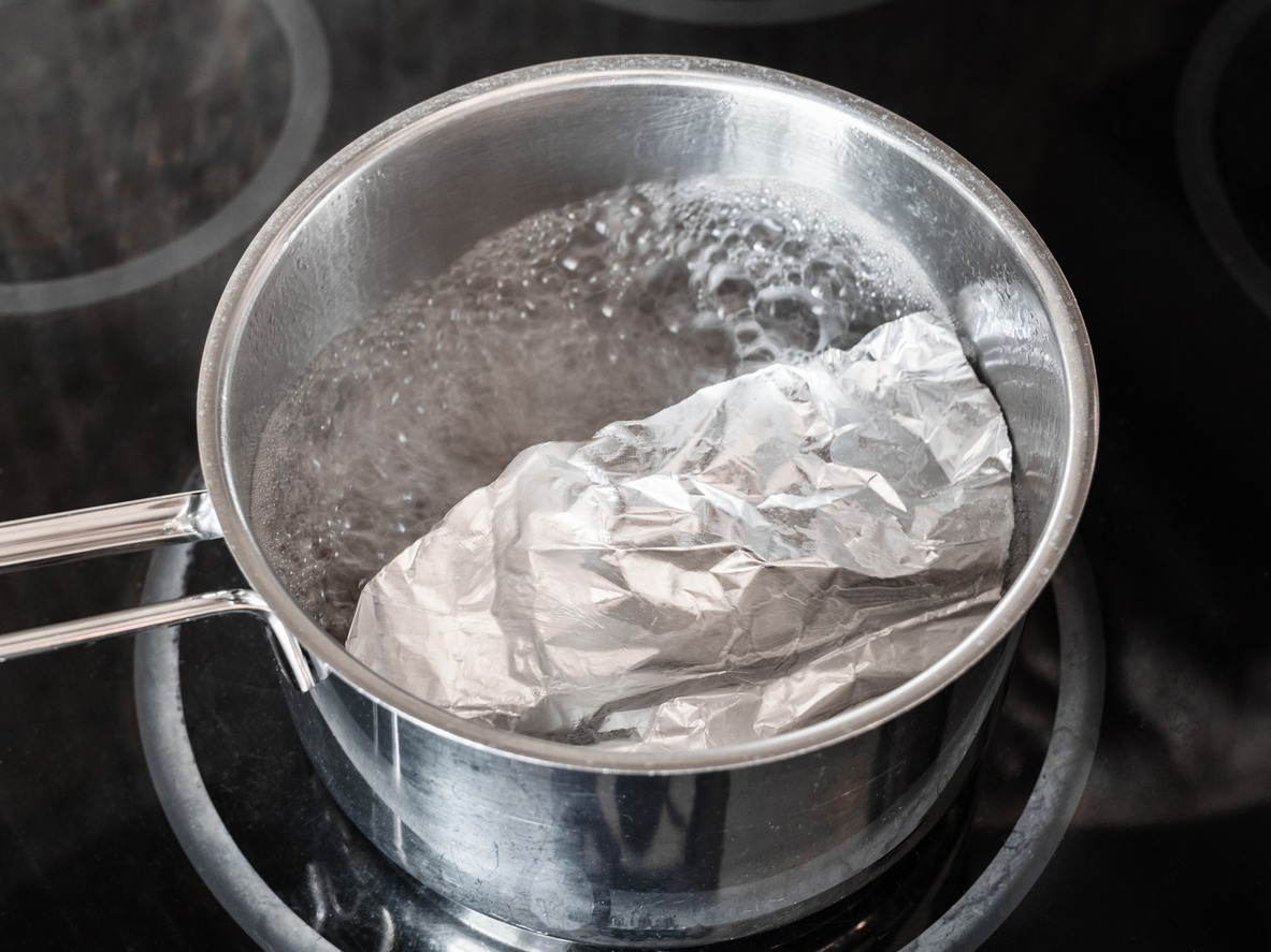 Discover the Wealthy’s Best-Kept Secret: Aluminum Foil for Sparkling Clean Dishes