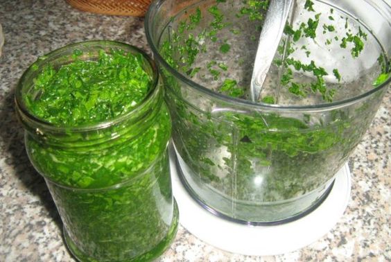 Easy Guide to Preserving Lovage for a Taste of Summer All Winter Long