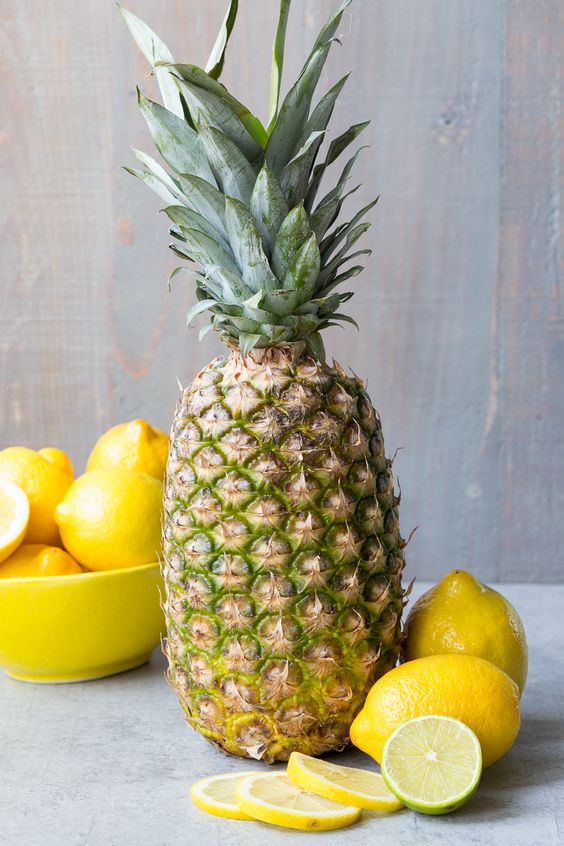 Enjoy a Zesty Pineapple Lemonade – Refreshing and Sugar-Free!