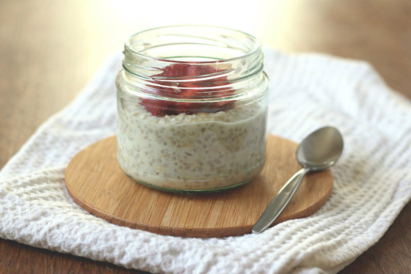 Lazy Breakfast in 1 Minute: No Sugar Overnight Oatmeal with Chia Seeds