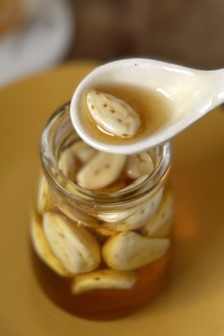 How to Make Fermented Garlic in Honey