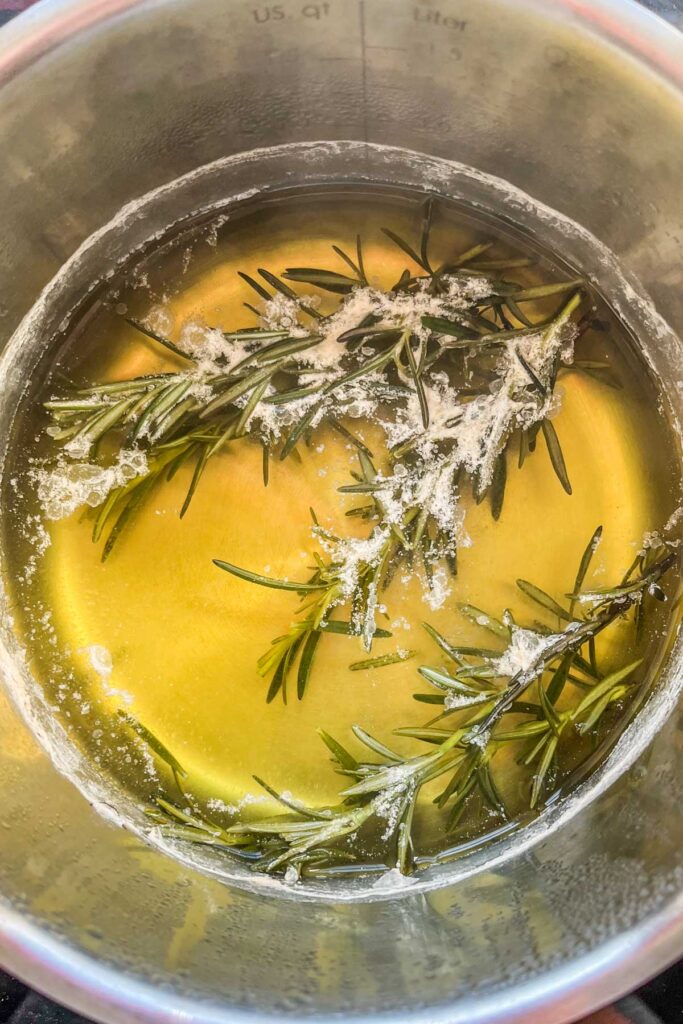 You Can Get Rid of Varicose Veins with Rosemary: This is a Real Treasure!