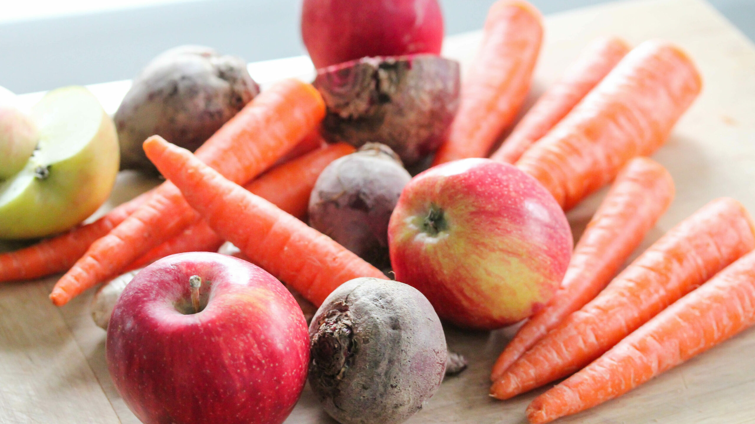 How to Lower Blood Pressure by Juicing Apple, Beet, and Carrot