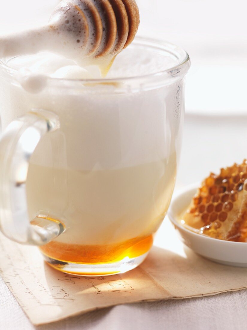 The Sweet Benefits of Mixing Milk with Honey: A Weeklong Journey