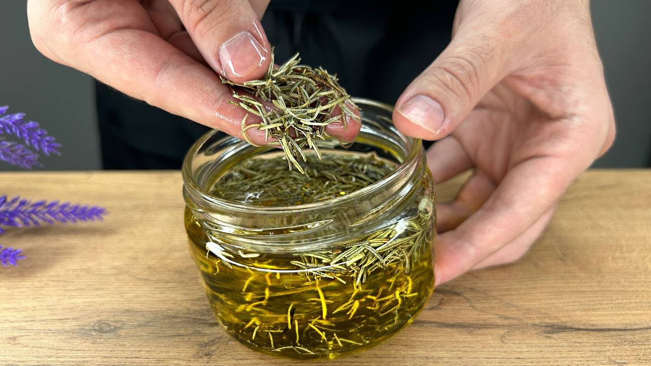 Add This to Your Shampoo and Your Gray Hair Will Be Gone Forever in 4 Minutes: Rosemary