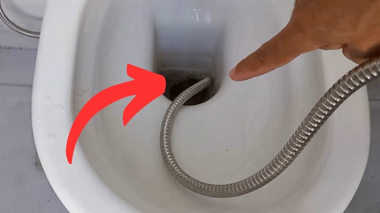 Plumbers Are Hiding This from Us! Lower the Hose Nozzle into the Toilet – You Won’t Believe What Happens! 🔥