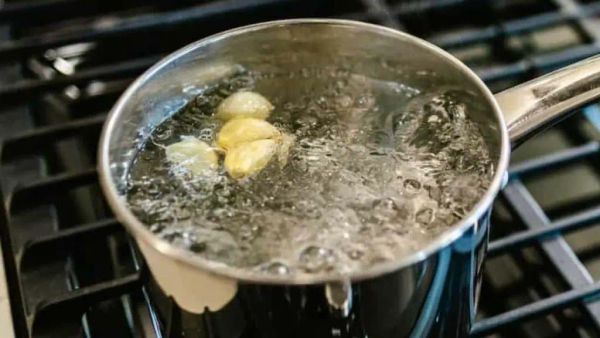 Boiling Garlic: The Natural Solution for Plant Care