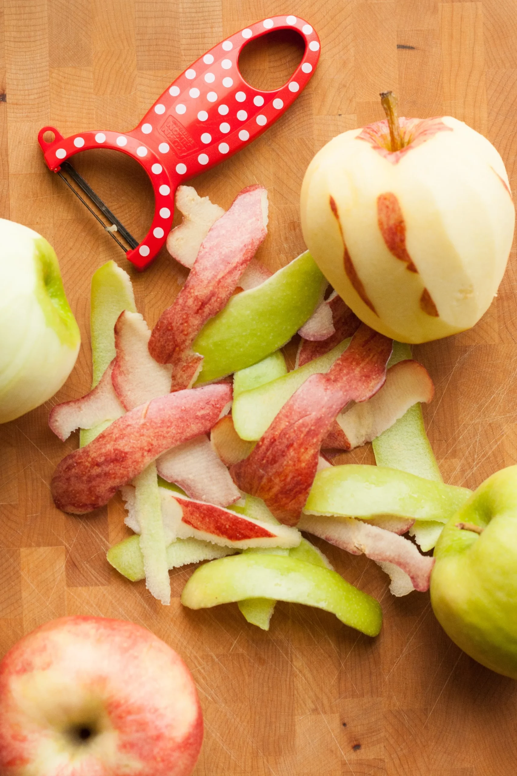 Unlock the Magic of Apple Peels: A Simple Boiled Drink for Your Wellness