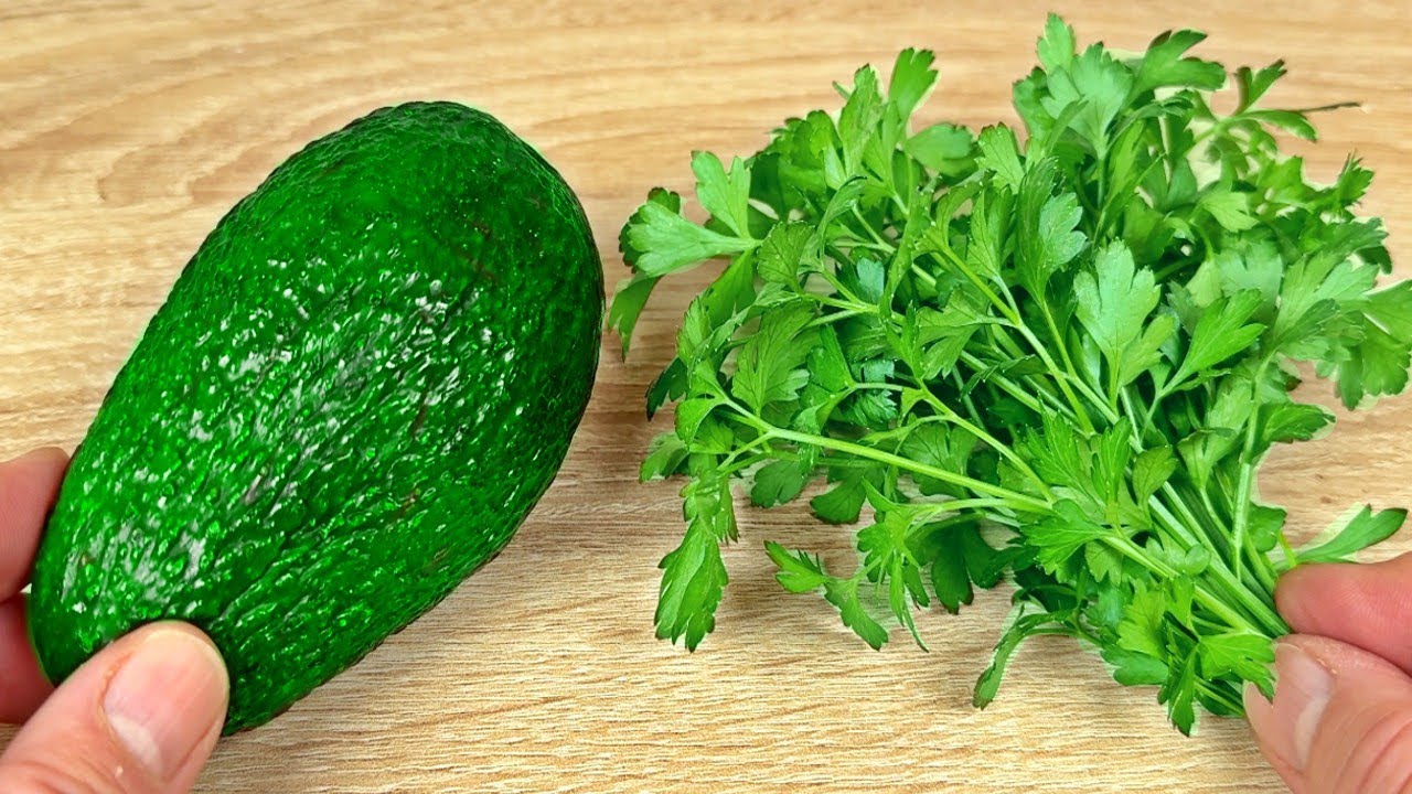 Easy 10-Minute Dinner That Has Taken the World by Storm: Avocado and Parsley Salad