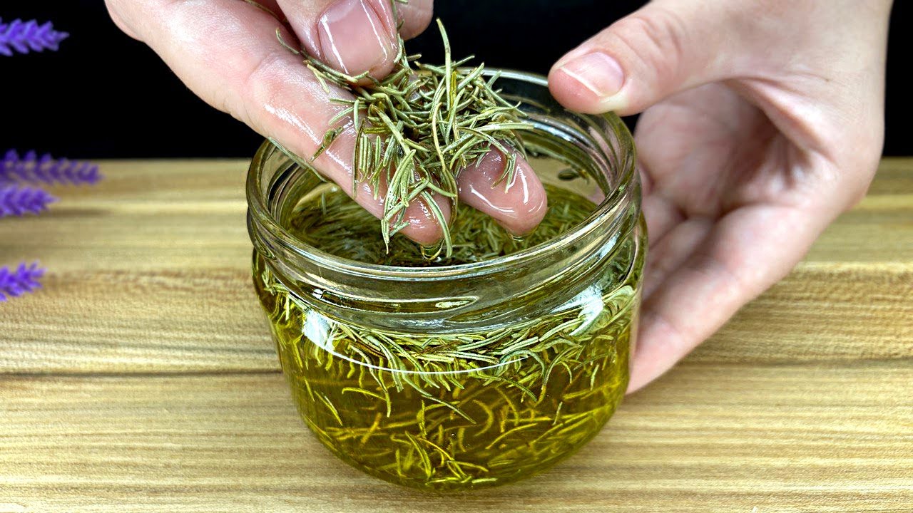 Hair Grows Extremely Quickly: The Best Rosemary Recipes for Hair Growth!