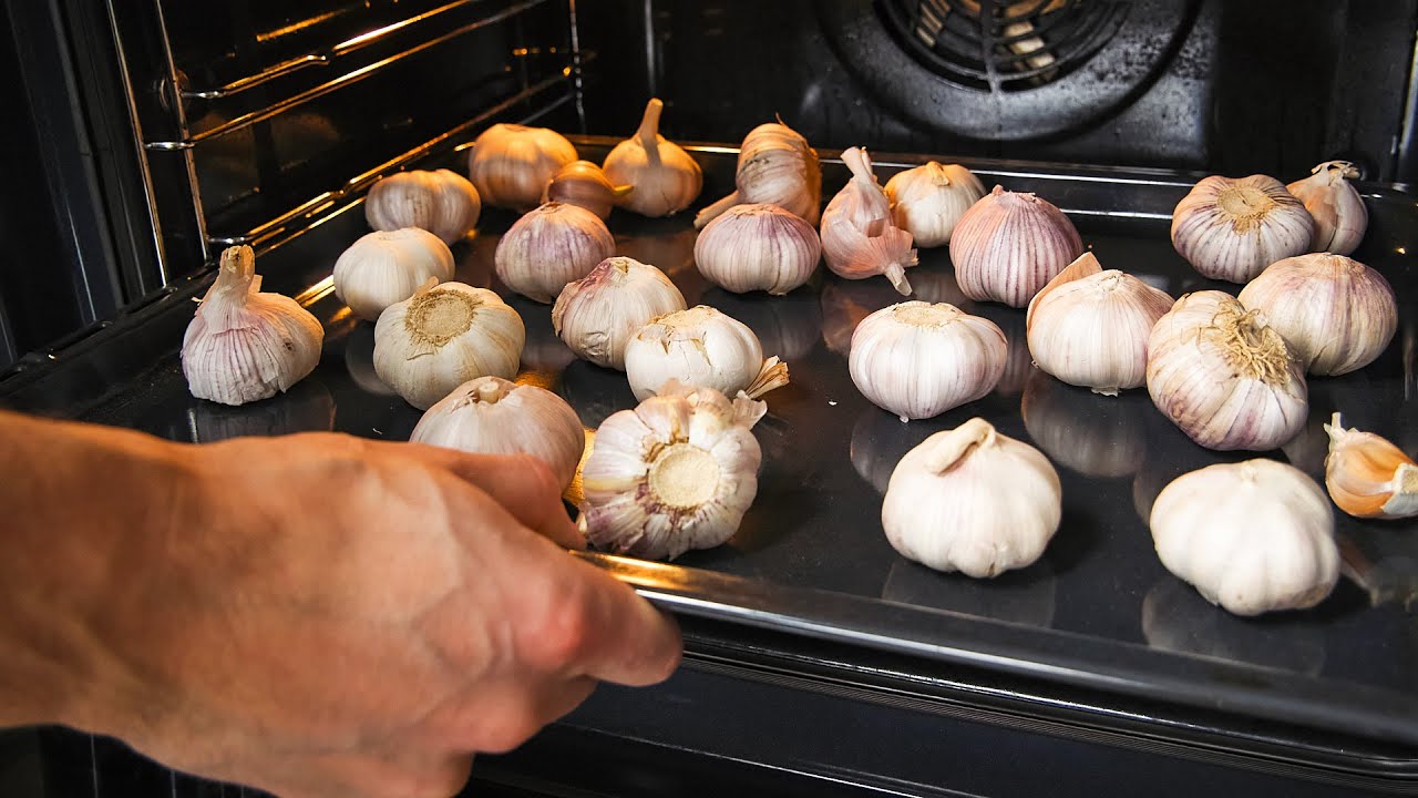 Discover the Magic of Roasted Garlic: A Simple Oven Recipe!