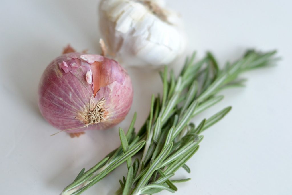 Natural Nail Fungus Treatment with Garlic and Rosemary