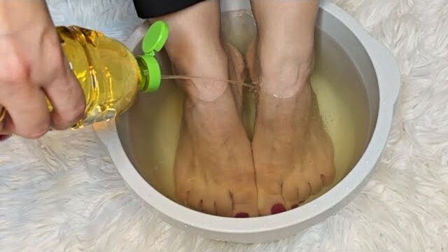 I Soaked My Feet in Apple Cider Vinegar and 15 Minutes Later I Was Shocked at What Happened! (Did You Know That?)