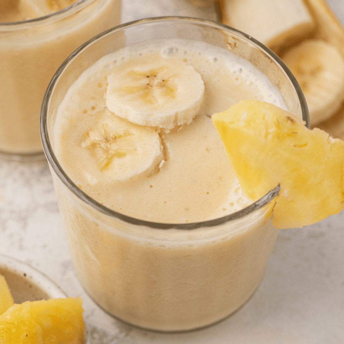 How to Make a Pineapple Banana Smoothie – A Healthy and Delicious Way to Fuel Your Day! 🍍🍌